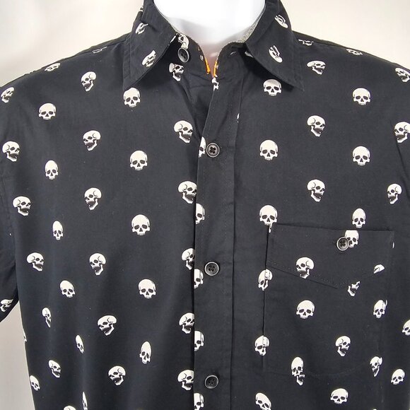 Free Planet Men's Black Skull Print Short Sleeve Button Down Shirt Size M NWT - Picture 2 of 12